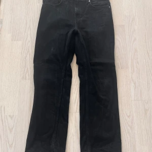 Weekday jeans - Något använda weekday straight jeans i ”voyage black”, storlek 32/30! Pris kan diskuteras!