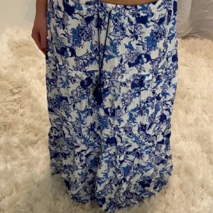 blommig kjol  - knappt använd, köpt förra året 💕säljer pga att jag ej använder den! storlek s