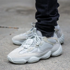 Yeezy Boost 500 Salt - Använda men fint skick. Kvitto och kartong medföljer ej 🩵