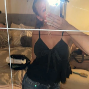 Svart topp - Så snygg svart topp, helt nyköpt! 🩷