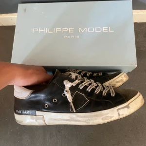 Philippe model skor - Ett par riktigt feta Philippe model skor🔥 skorna är i bra skick förutom en liten defekt på hälen och gått upp lite i sulan som är hur enkelt som helst att fixa  ✅(se bild 4). Box ingår vid köp 👞Hör av er vid mer frågor eller bilder!