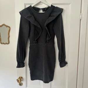 Jeans klänning - Så fin klänning från HM i storlek 32 men är väldigt stretchig så passar en S/36. Ger isabel marant vibes😍