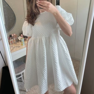 Studentklänning - Helt oanvänd studentklänning med lappen kvar. Skriv för fler bilder! Pris kan diskuteras 🥰 