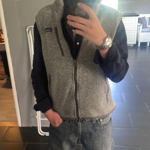 Patagonia väst - Fin patagonia väst i storlek s, jag är 175 cm och den sitter typ perfekt. Skicket är ungefär 9/10 för den är lite nopprig men annars i riktigt bra skick. Hör av er om ni har några frågor
