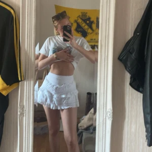 Vit kjol - Vit kjol från Pull&Bear med inbyggda shorts i storle S