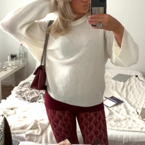 Röda spetsbyxor - Säljer mina fina spetsbyxor då dom tyvärr är för små för mig runt midjan!! Passar jättebra till fest eller nu till sommaren ❤️andra bilden är lånad från tjejen jag köpte dom av! Pris går att diskuteras 