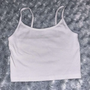 Linne - Cropped linne, ribbad, vit, XS, New Yorker. Kontakta för mer information/fler bilder. Kan postas men köpare står för frakten, kan mötas upp i malmö. 