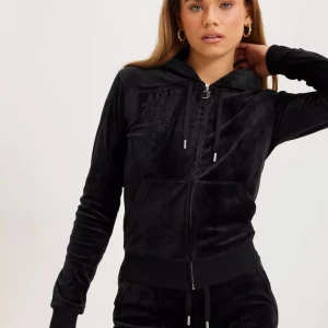 Juciy couture hoodie (medium) - Svart luvtröja i storlek medium. Är i bra skick och har inte använt den för den är i fel storlek. Har inga skador. Kan gå ner i pris. 