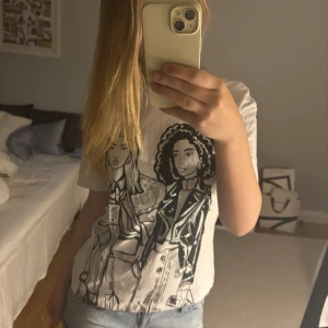 Snygg tröja från zara! - Säljer denna jättecoola tröja ifrån zara! Använd fåtals gånger och är därför i mycket bra skick.🥰🥰 storlek S. Pris kan diskuteras vid snabb affär!😊💕💕