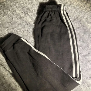 Mjukisbyxor - Mjukisbyxor från Adidas i strl Xs.  Kontakta för mer info/fler bilder.  Upphämtning i Malmö samt leverans men köpare står för frakten isf. 
