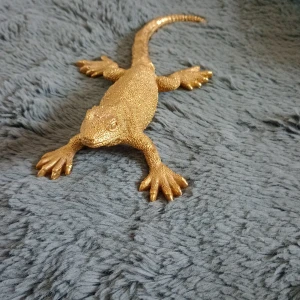 Prylnad  - En guldig ödla i mittal 