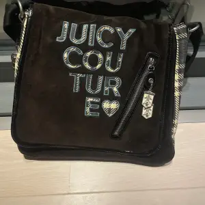 Jättefin juicy couture väska! Gammal modell men inte använd särskilt mycket🫶 så gullig!😍
