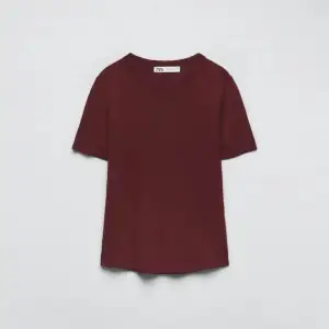 En super snygg vinröd zara tröja! Den är i storlek M men sitter mer som S/XS.💕