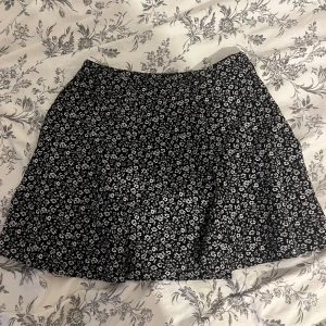 Blommig kjol - Jättefin somrig blommig kjol, använd 1-2 gånger 