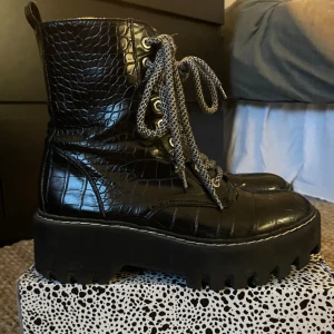 Boots platform Zara - Boots från Zara i skinnimmitation, hög sula. Sparsamt använda🌟