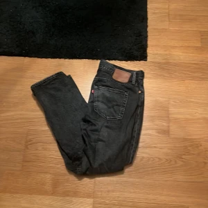 Levis 501 - Ett par mörkgråa levis 501or i storlek 32/32. Inte använt mycket så de är mycket bra skick. Nypris: 1000kr. Hör av er om ni har någon fråga.