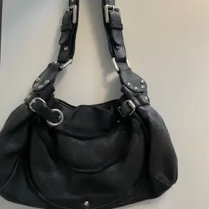 Fin svart läder väska med silver detaljer🩵 väldigt bra skick 
