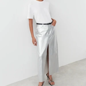 Metallic maxi skirt - Säljer denna supercoola metallic kjolen. Endast använd ett fåtal gånger💛