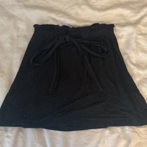 Svart kjol - Svart kort kjol från Red & Blue i storlek 134/140. Köpte för längesen och säljer då den inte används så ofta