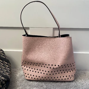 Ljusrosa handväska  - Jättesöt rosa handväska, bra skick, rymlig och har flera fack, köpt på zarlando💕💕