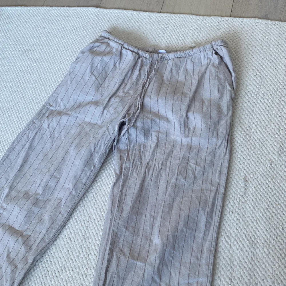 Snygga Lågmidjade linnebyxor som tyvärr är för korta för mig, inga skador som nya! Från h&m🤩. Jeans & Byxor.
