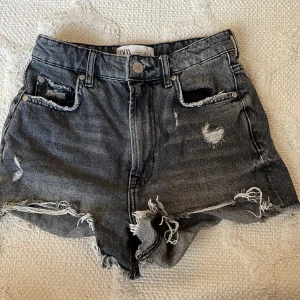 Jeansshorts från zara - Jeansshorts från zara i bra skick. Stl 32. Skriv för fler frågor eller intresse 