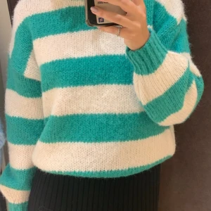 Superfin stickad tröja - Säljer denna superfina tröja från Vero Moda. Använd ett fåtal gånger. Köparen står för frakt💗