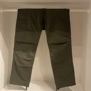 Carhartt cargos i militärgrön. Nyskick storlek 34x34. Nypris: 1200