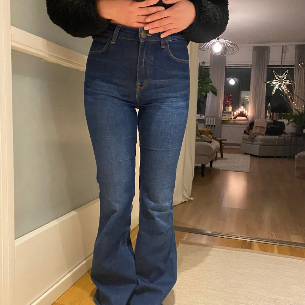 Snygga bootcut jeans, mörkblåa sitter bra men lite långa på bild på min kompis som modellera! . Jeans & Byxor.