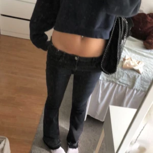 Lågmidjade jeans  - Säljer dessa lågmidjade jeans från hm som jag tidigare köpt på Plick men som inte riktigt passar som jag vill.😊dom är uppsprättade där nere och passar mig som är 170🙌🏻skriv för fler bilder och detaljer😜priset går att diskutera och frakt tillkommer 💗