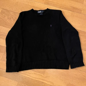 Ralph Lauren tröja - Hej! Säljer nu min snygga Ralph Lauren tröja, då den blivit för liten! Den är stickad i 100% bomull så riktigt skön. Storlek Small men sitter som en Medium skulle jag säga. Pris kan diskuteras vid snabb affär!