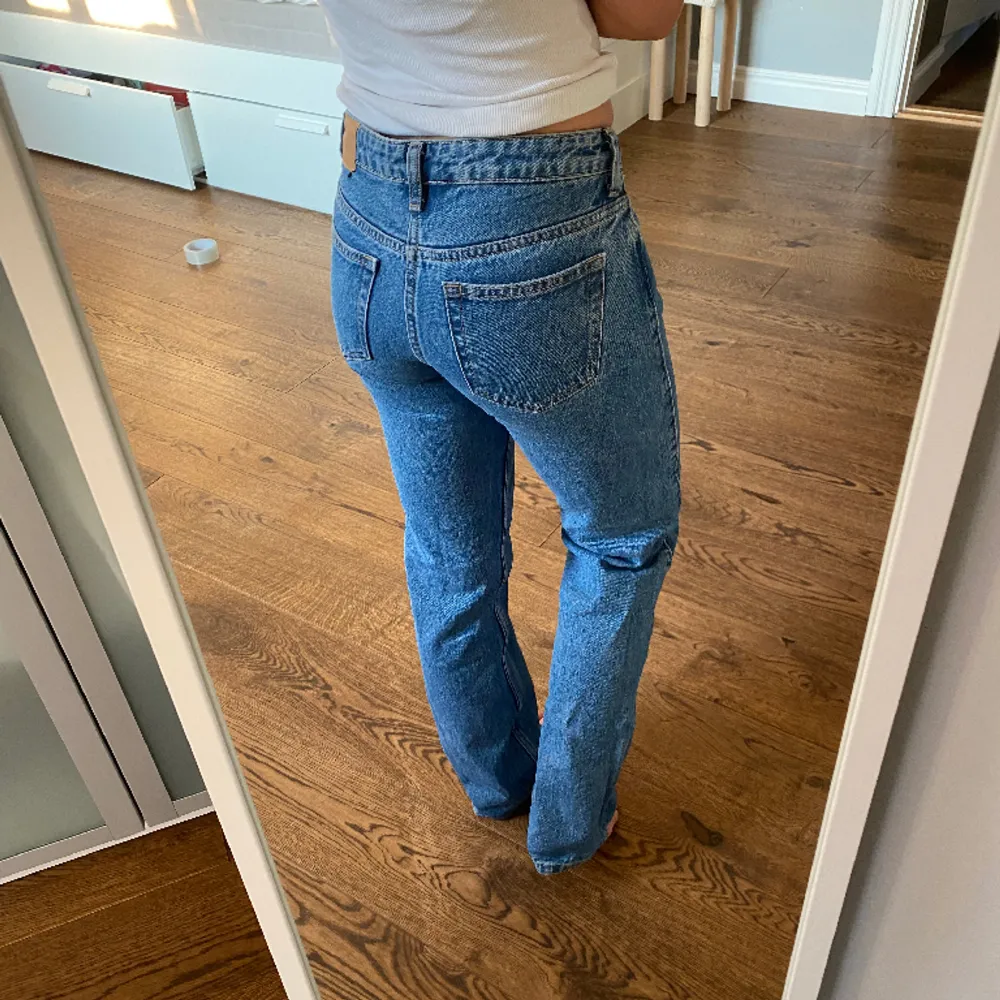 Blå lågmidgade jeans från weekday i storlek 25/32. I modellen arrow. Jeans & Byxor.
