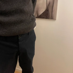 Paulsmith kostymbyxor  - Tagg sitter kvar, endast testade. Köpta hos danmarks flygplats i orginalbutiken.  Mörkblåa kostymbyxor i storlek 34. Midfit.  Nypris 2079 SEK vilket var 1360 DKK.   