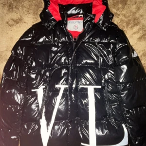 Moncler Valentino Jacka - Hej! Jag säljer denna oanvända Moncler Valentino jackan som är väldigt sällsynt och unik. Passar för både män och kvinnor. Jackan är size 4.  Snabb affär kan diskuteras.