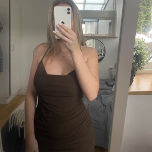 Brun klänning - !!!!TRYCK INTE PÅ KÖP NU!!!!! Frakt: 66kr Betalning sker via swich, Brun klänning från zara, använd fåtal gånger🤎