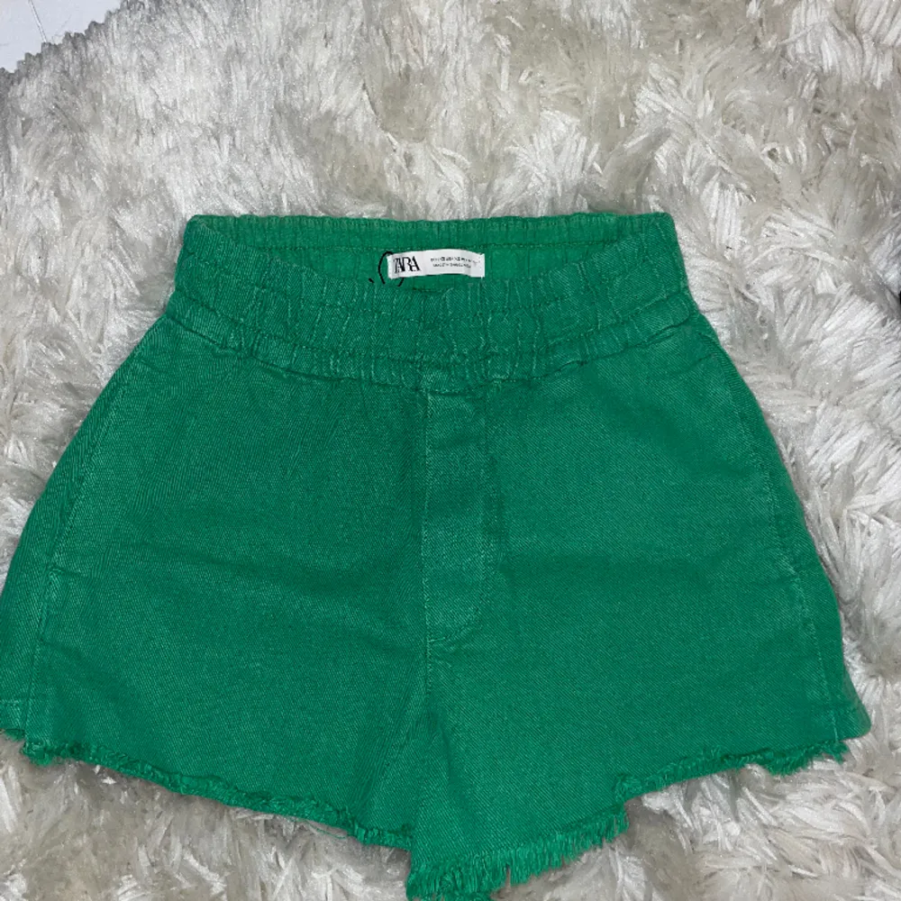 Gröna shorts från Zara strl XS. Shorts.