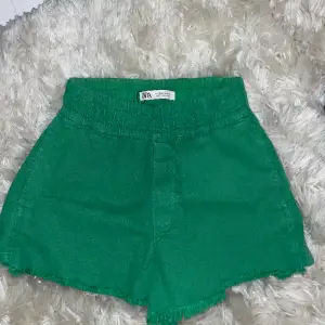Gröna shorts från Zara strl XS