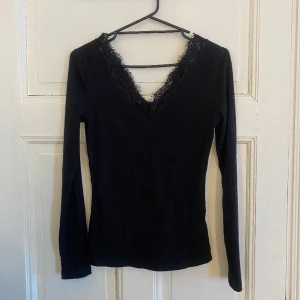 Tröja - Svart tröja med spetskant storlek s