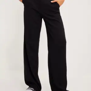 Kostymbyxor från Nelly. Lågmidjade och använda ett fåtal gånger. Storlek 40. Köpta för 499 sek. 🖤  #lowwaist #lågmidjat #suitpants