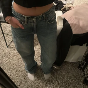 Zara jeans  - Säljer de virala zara jeansen i modellen "wide leg medelhög midja"  Fint skick förutom lite slitage längst ner