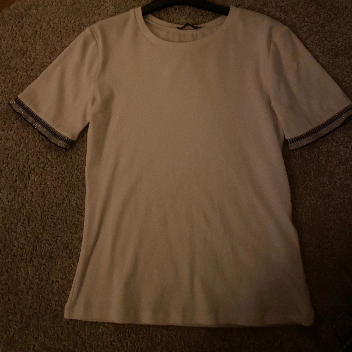 T-shirt med ärmdetalj  - 90