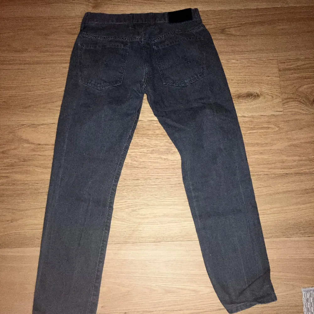 Hej, säljer dessa riktigt sköna paret jeans från J.Lindeberg! Strl 31/30 väldigt små i strl skulle passa 28/29 bättre  •nypris 1400kr •mitt pris 269kr Släpper dom till ett super pris pga strl Kom pm vid intresse eller frågor!😊. Jeans & Byxor.