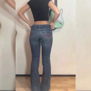 Lågmidjade jeans med snyggt tryck💕 Midjemått: 37cm Innerbenslängd: 78cm Sprättade längst ner! 
