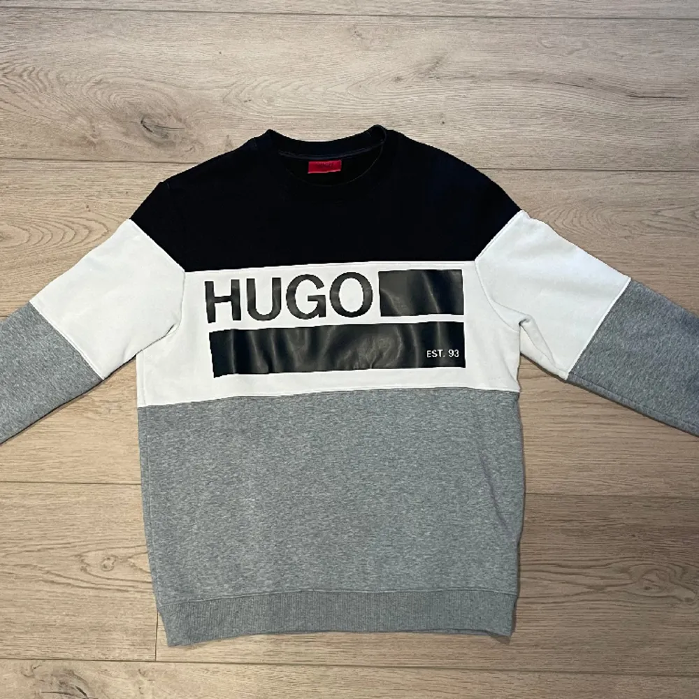 Säljer denna äkta tröja ifrån Hugo Boss, eftersom den inte kommer till användning. Nypriset på denna låg på ca 1,400kr. Storleken är S, men passar även M. Tröjor & Koftor.