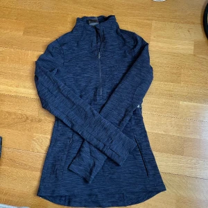 Gymshark tröja - Snygg tröja från Gymshark i väldigt bra skick! Den är stor på mig därav säljes den. Den har två rymliga fickor framtil. Sista bilen visar bäst hur färgen ser ut 💘