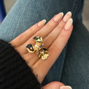 Blom ring - Jättesöt ring! Tål vatten. Skjusterbar 