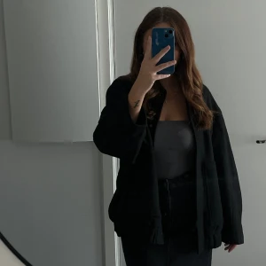 Oversized bomberjacka - Oversized svart bomberjacka från Zara, slut i lager nu. Jättesnygg nu till våren! Köpte den i strl L för att få en oversized jacka.