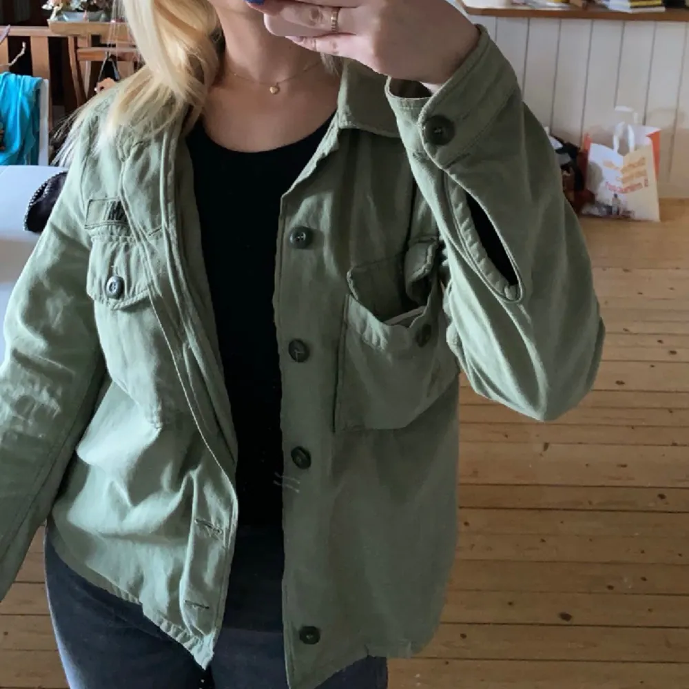 Jätte fin grön jacka som passar perfekt för hösten❤️🩹 har tagit bort märktet som är inringat på andra bilden. Takit.