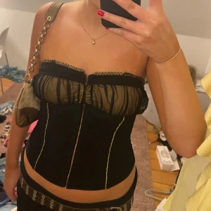 Festtopp  - Så snygg festtopp. Så fina guldiga detaljer. Korsett . Knytning i ryggen. Storlek Xs till M då den är justerbar💕 pris kan diskuteras 