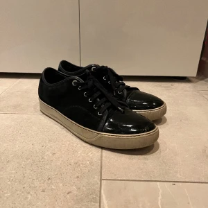 Lanvin - Säljer mina mörkblå lanvins som jag använt sparsamt. Det är i bra skick förutom det lilla på ena cap toen. Skorna är i storlek UK10 vilket passar 44/45. Hör av er vid frågor och funderingar!